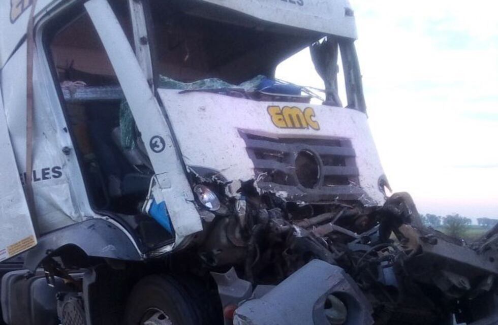 Choque de camiones en la autopista a Santa Fe dejó un chofer herido