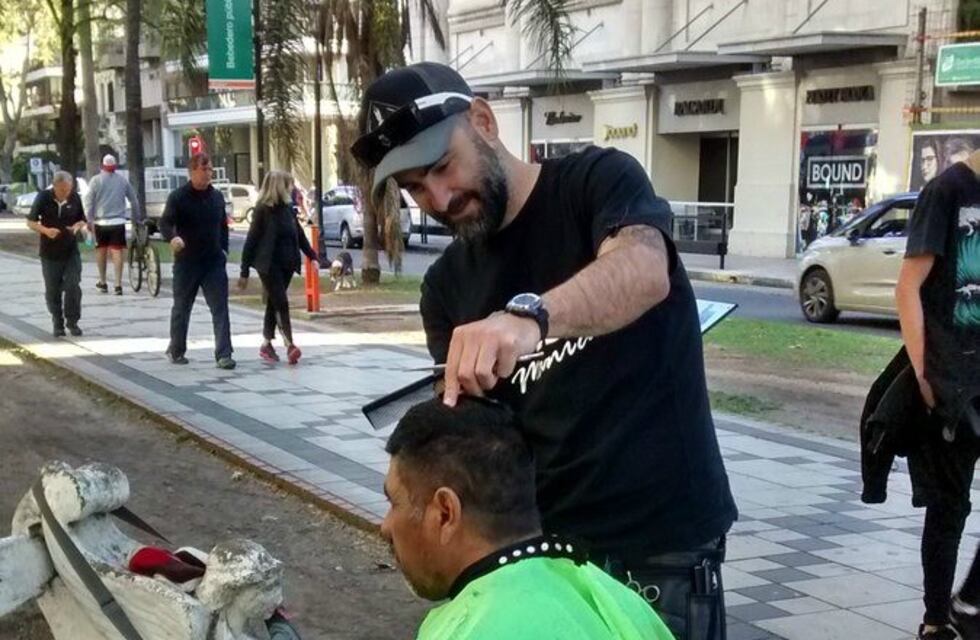 Corte solidario: un peluquero decidió atender gratis a las personas que viven en la calle