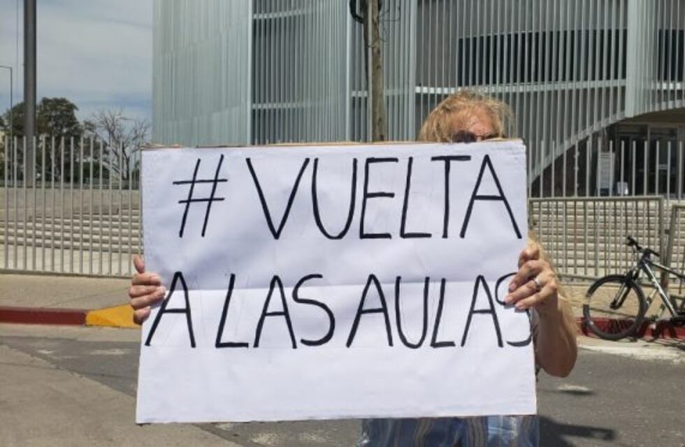 Padres autoconvocados pidieron el regreso de la clases presenciales frente a la Legislatura de Córdoba