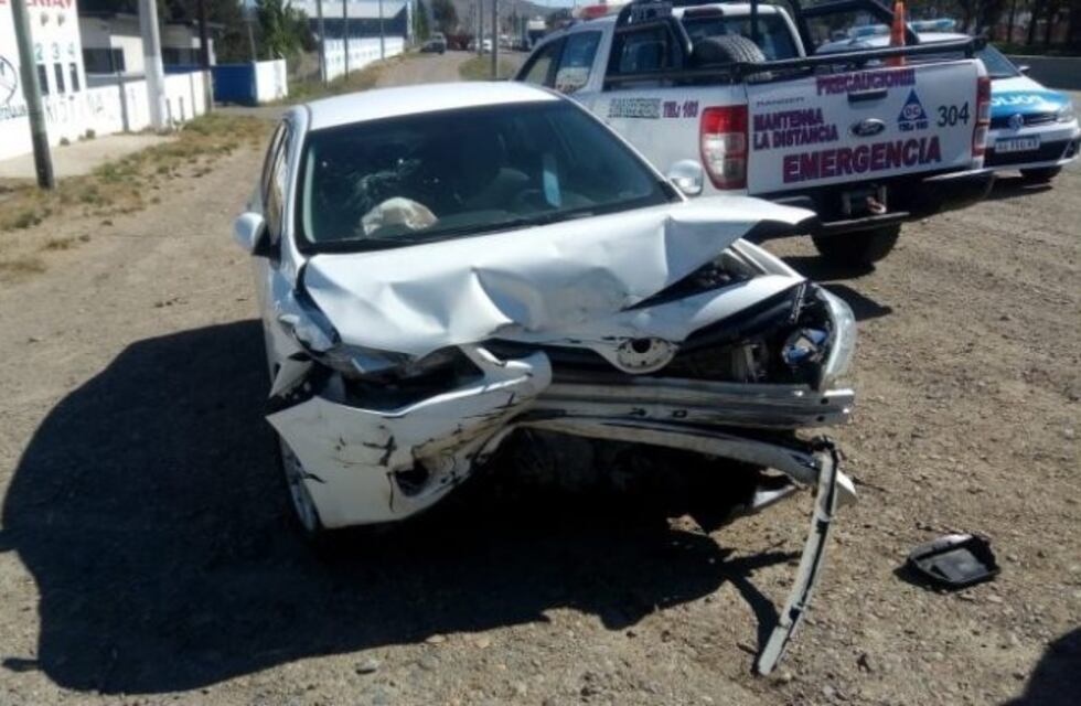 Una mujer perdió el control de su vehículo y chocó contra un muro