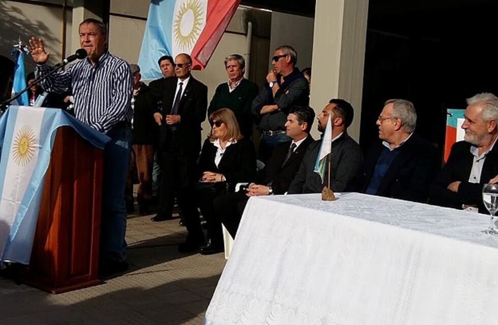 Schiaretti entregó créditos Vida Digna en Sampacho y Las Vertientes