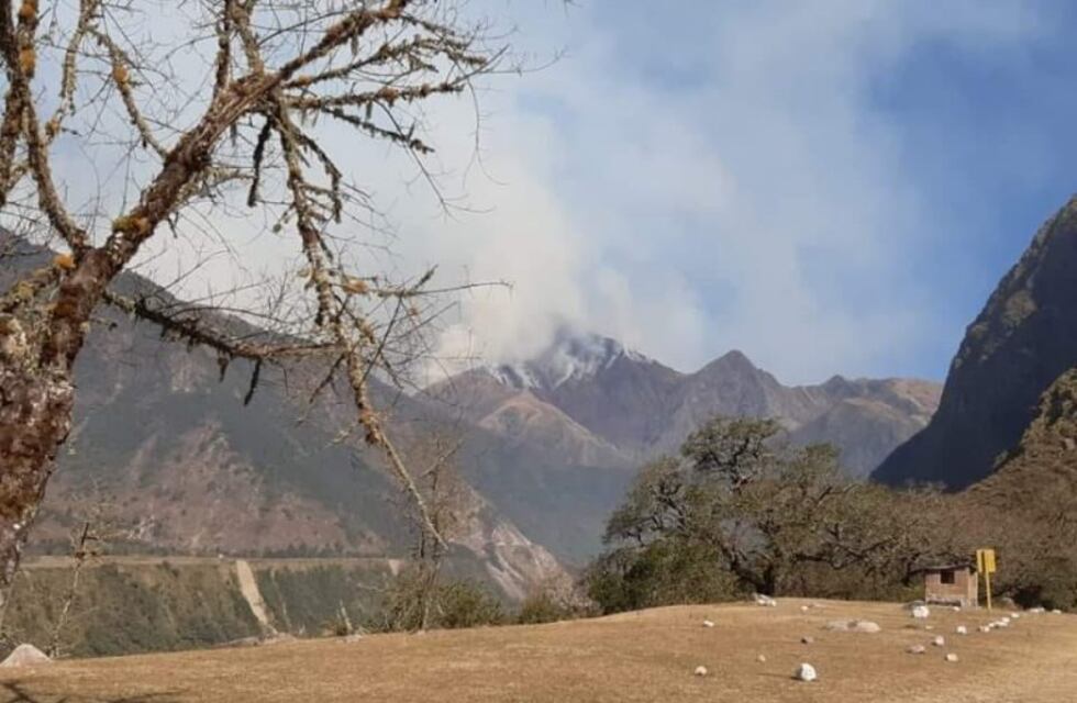 Los cerros de Orán arden hace tres semanas
