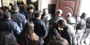 Durante la sesión hubo presencia policial para evitar incidentes\u002E Fuente: El Litoral\u002E