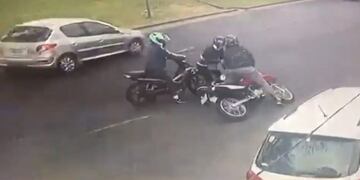 Saenz Peña: violento ataque de motochorros a una mujer\u002E Crédito: Captura de video\u002E