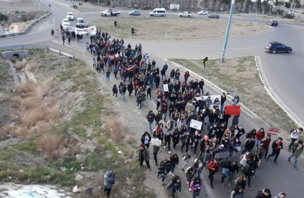 Estudiantes marchan reclamando por el TEG y en apoyo a docentes