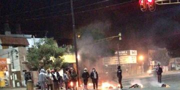 La Avenida Facundo Zuviría quedó cortada por la quema de cubiertas\u002E (@gmalfaro)