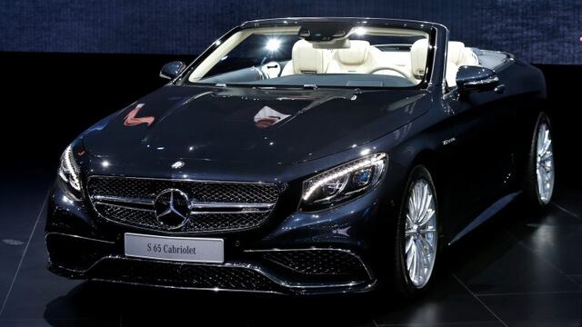 The Mercedes-Benz AMG S 65 Cabriolet debuts at the North American International Auto Show in Detroit, Monday, Jan. 11, 2016. (AP Photo/Paul Sancya) eeuu detroit salon internacional del automovil de detroit autos auto Mercedes Benz AMG S 65 Cabriolet