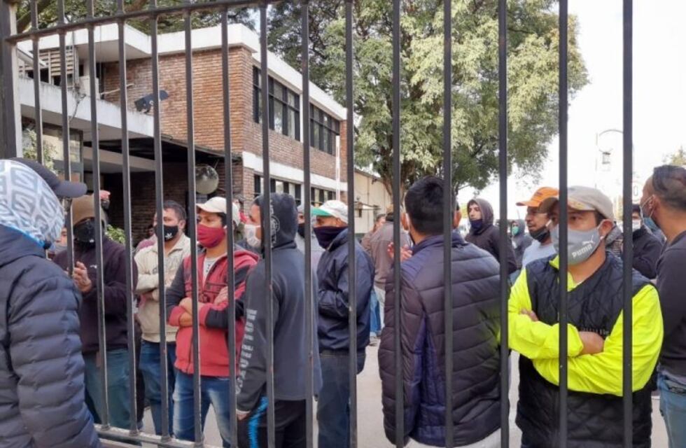 Trabajadores del Hipódromo de Palermo denuncian que no los dejan salir del lugar y que duermen "en el piso"