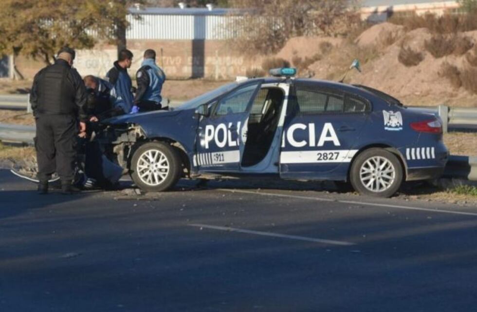 Un móvil policial dio varios giros y chocó en el Acceso Sur