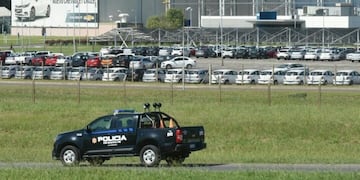 Una camioneta de policu00eda de Santa Fe patrulla la planta de General Motors en Alvear, Santa Fe.
