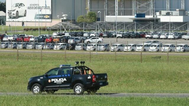 Una camioneta de policu00eda de Santa Fe patrulla la planta de General Motors en Alvear, Santa Fe.