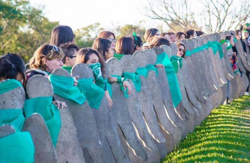 Organizaron un "pañuelazo verde" en el monumento a los caídos de Malvinas