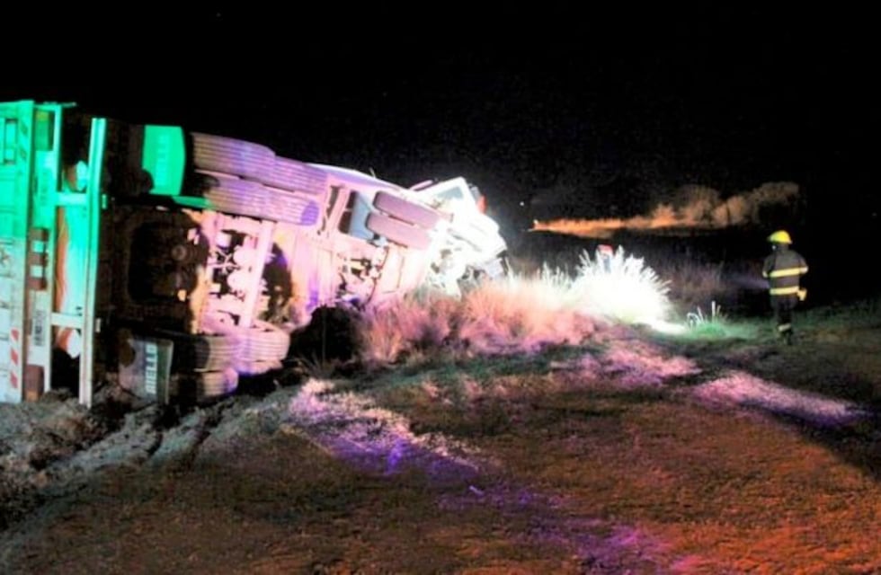 Volcó un camión en La Pampa para evitar ser atropellado por un tren