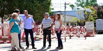 El intendente, Julio Garro, recorrió obras hidráulicas junto a vecinos de Tolosa y Ringuelet (Twitter Julio Garro)