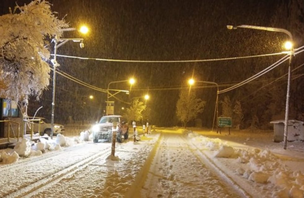 Rutas cortadas por hielo en la calzada y acumulación de nieve