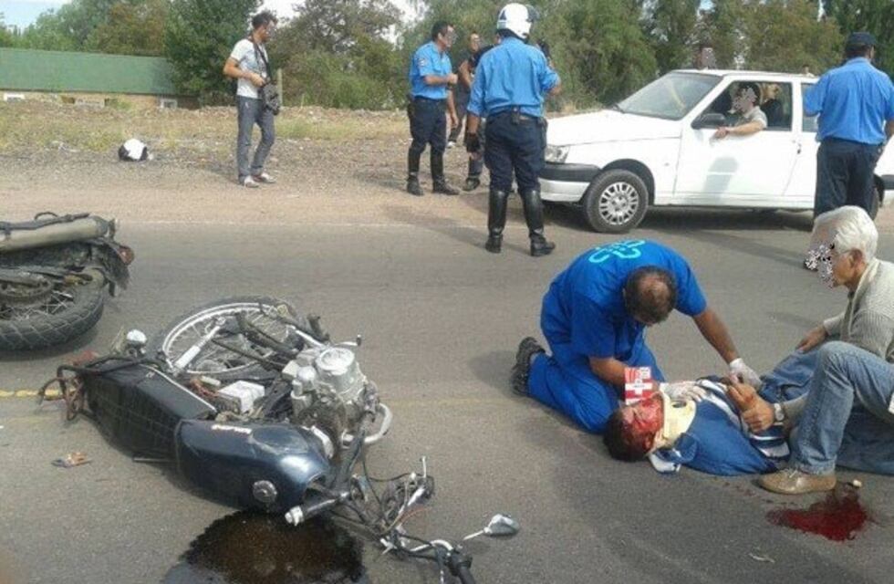 Un motociclista chocó luego de esquivar a un perro y está en terapia