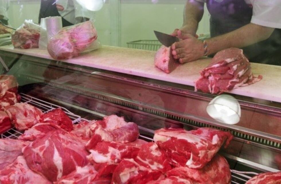 Un policía arregló una multa con un comerciante por 2 kilos de asado