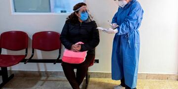 A patient waits for her turn to have a tomography at the General Hospital Ajusco Medio in Mexico City on August 27, 2020, amid the COVID-19 novel coronavirus pandemic\u002E - Young doctors around the world are starting their careers in the midst of the battle against the novel coronavirus, while in Mexico it is sometimes particularly challenging due to budget shortages\u002E (Photo by Pedro PARDO / AFP)