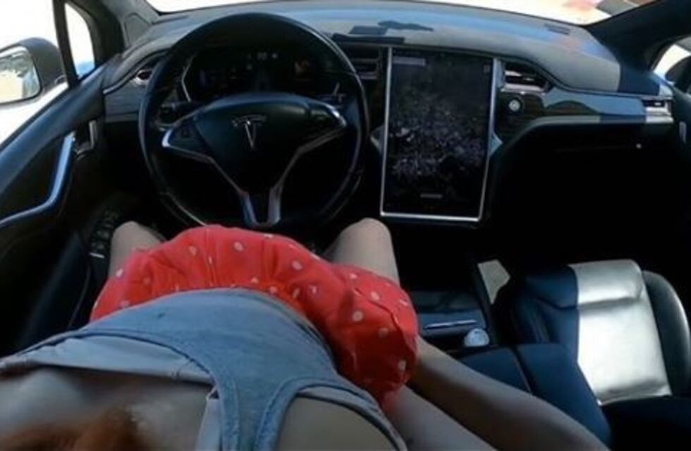 Se filmó teniendo sexo mientras conducía en piloto automático