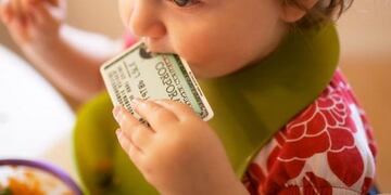 Las personas consumimos el equivalente a una tarjeta de crédito por semana