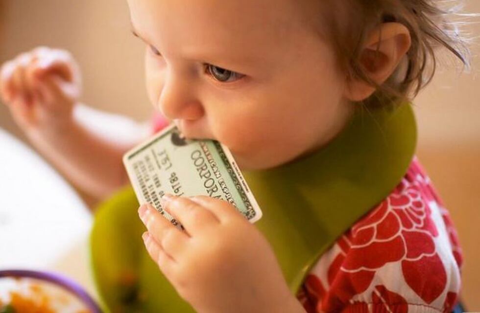 Las personas consumimos el equivalente en plástico a una tarjeta de crédito por semana