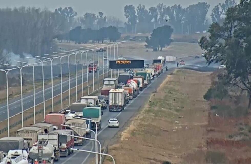 El fuego atravesó la autopista Rosario-Santa Fe a la altura de Baigorria y obligó a cortar el tránsito