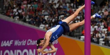 Argentina's German Chiaraviglio competes in the qualifying round of the men's pole vault athletics event at the 2017 IAAF World Championships at the London Stadium in London on August 6, 2017\u002E / AFP PHOTO / Kirill KUDRYAVTSEV londres inglaterra German Chiaraviglio campeonato torneo mundial de atletismo iaaf atletismo salto con garrocha atleta argentino