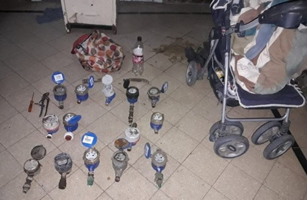 Escondían medidores de agua robados en un cochecito en el que paseaban a un bebé de dos años