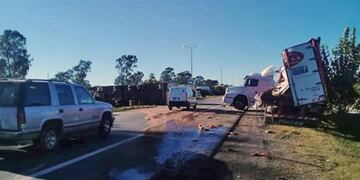 Un camión chocó a otro que estaba estacionado en la banquina\u002E