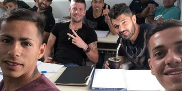 Lo primero es estudiar\u002E Ian Escobar, Guido Herrera, Javier Gandolfi, Juan Ramírez y Carlos Quintana, en clase\u002E Aprobados\u002E