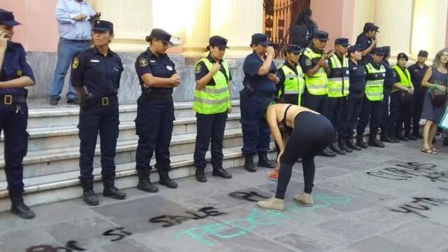 Feministas pintaron la calle de entrada a la Catedral de Salta (imagen ilustrativa)