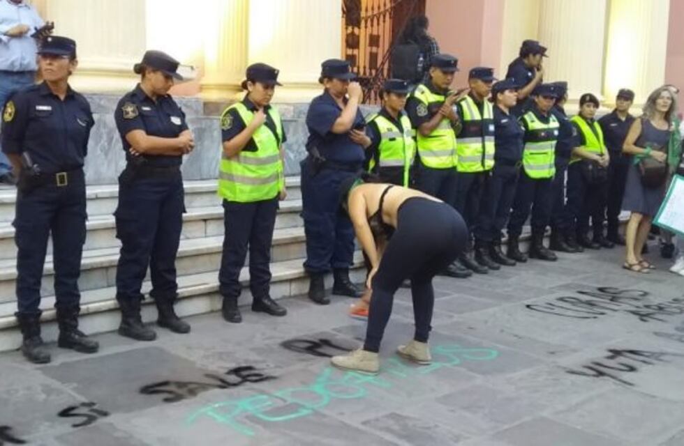 Grupos feministas volvieron a vandalizar las paredes de la Catedral de Salta