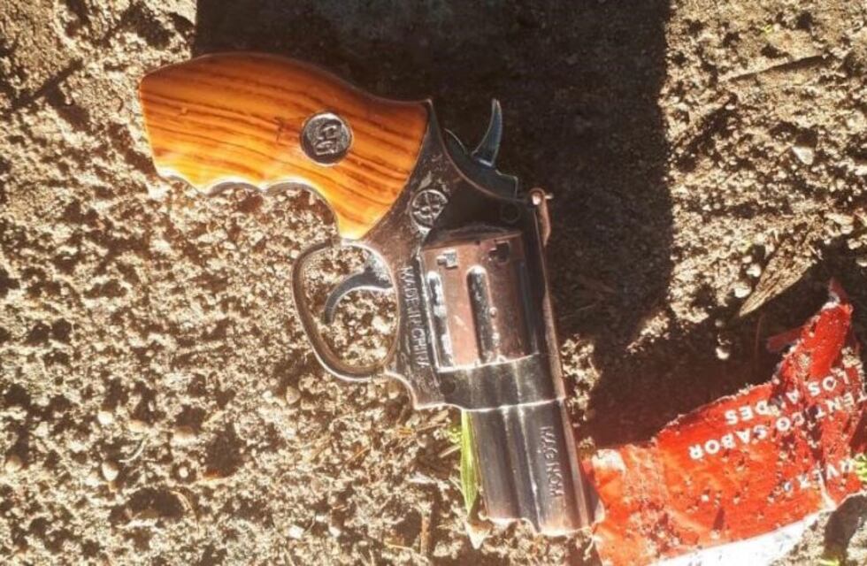 Los detuvieron porque portaba una réplica de arma de fuego