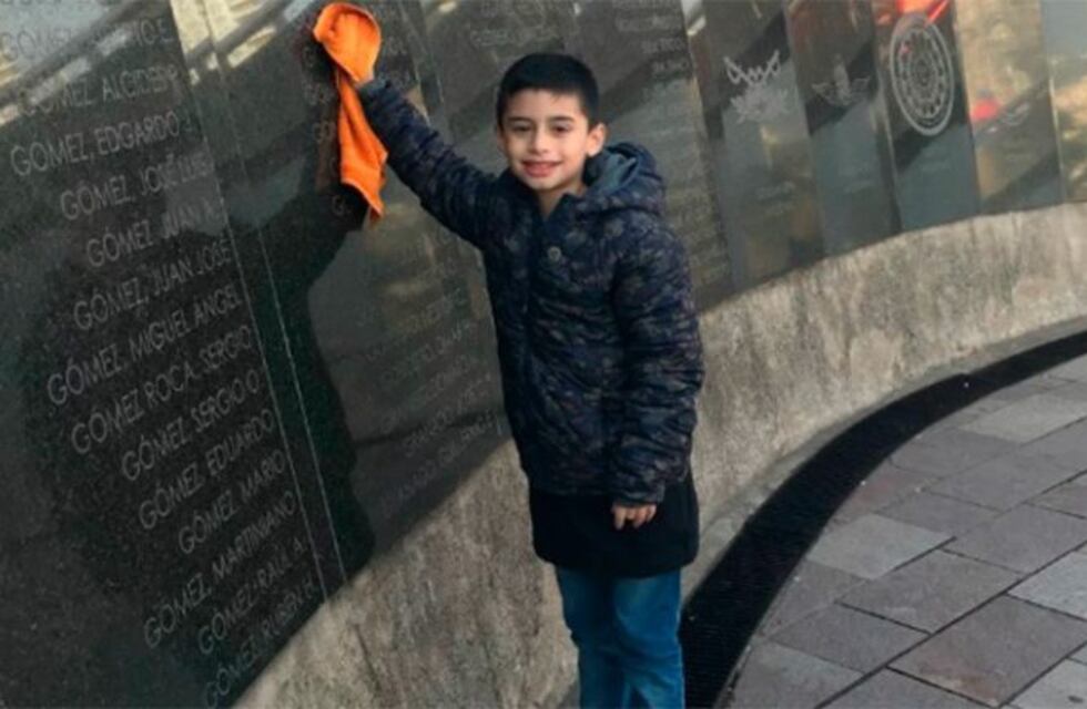 El pequeño gran gesto de Nacho: tiene 8 años y los domingos limpia el monumento a los caídos en Malvinas