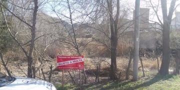 En un terreno se observa el cartel que colocaron\u002E Foto: Gentileza Carlos D'Alessandro\u002E