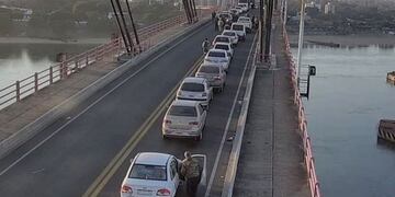 Demoras en el puente Belgrano por dos accidentes de tránsito\u002E (Foto: Twitter)