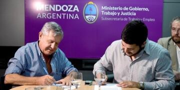 Los gremios municipales tuvieron una actitud diferente al cerrar hoy la paritaria por el acuerdo salarial 2018 en la Subsecretaría de Trabajo, en Mendoza\u002E