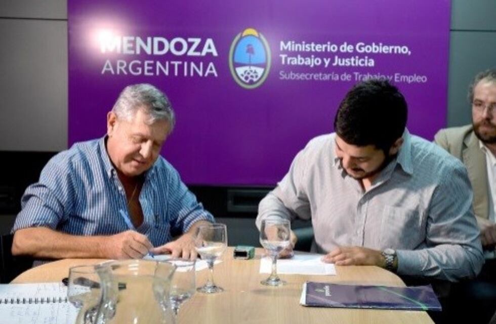 Cierran paritaria de municipales, pero no todos firmaron