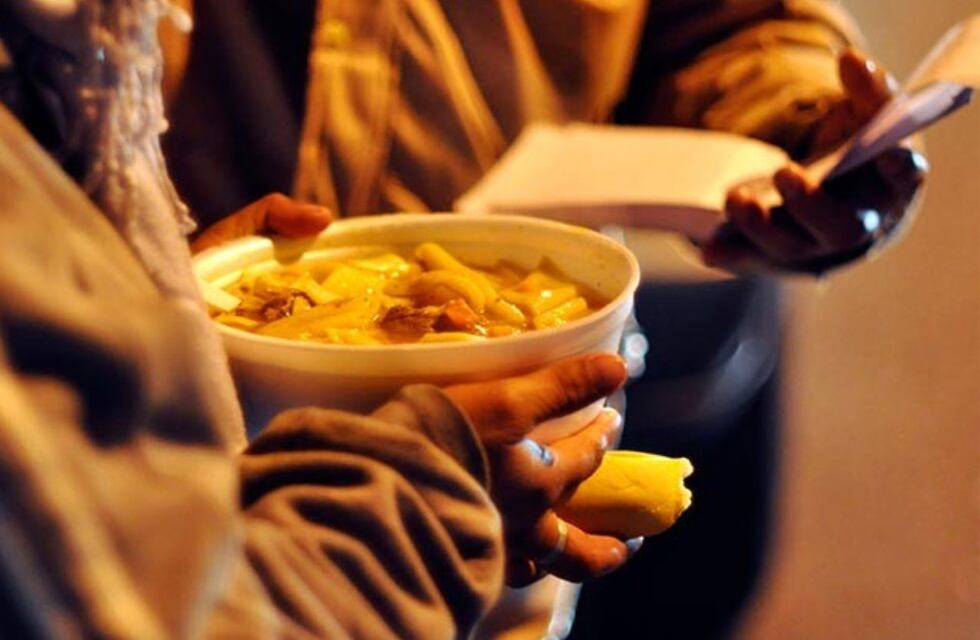 Un grupo de mendocinos ayuda a personas en situación de calle con comida y abrigo