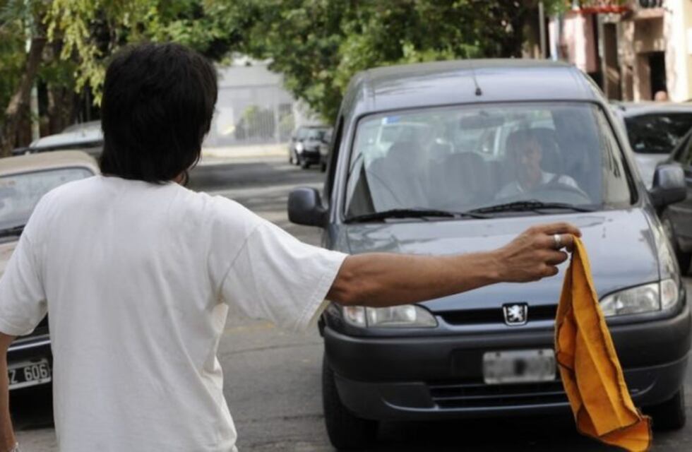 Prohíben por ley la actividad de trapitos y limpiavidrios en toda la Ciudad