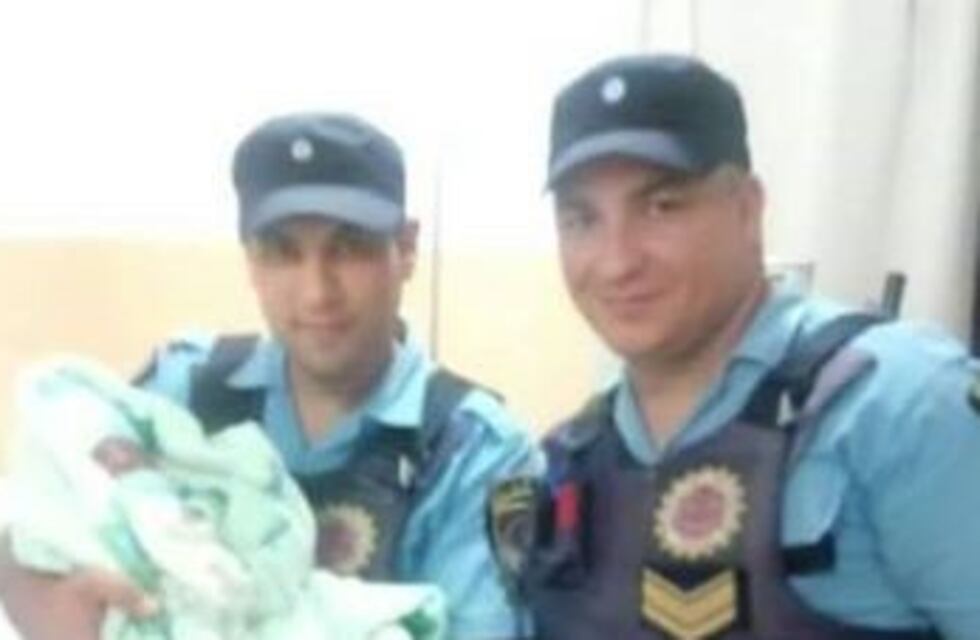 Un hermoso gesto: dos policías ayudan a una mujer con trabajo de parto