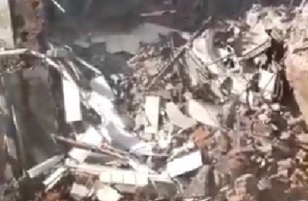 Un video muestra cómo se derrumbó una farmacia lindera a un edificio del IAPOS