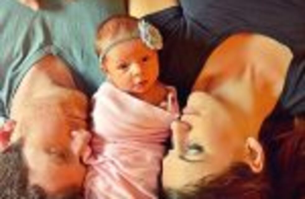 Así reaccionó la familia de esta pareja cuando se enteró de que adoptaron un bebé