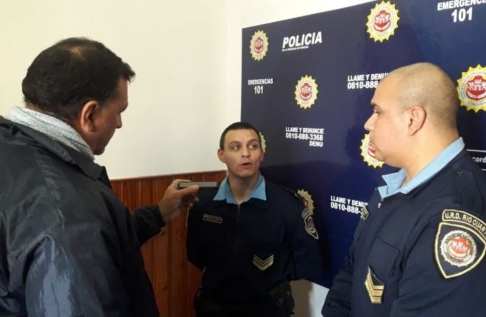 Policías "héroes": le salvaron la vida a un bebé que se broncoaspiró cuando era amamantado