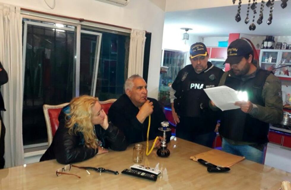 La última foto del "Pata" Medina en libertad: fumó pipa junto a su esposa