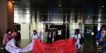 Familiares de detenidos en cárceles de la Provincia de Buenos Aires se manifestaron en la Torre II, donde funcionan oficinas del Ministerio de Justicia (Gentileza AGLP)