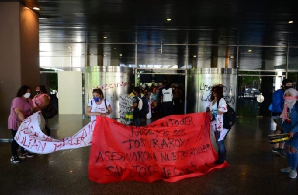 Tensión en la Torre II: familiares de presos se manifestaron e ingresaron al edificio