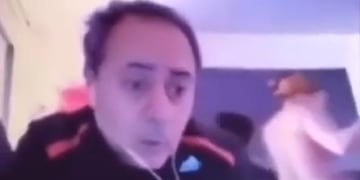 Apareció desnuda detrás de cámara mientras su marido dictaba una clase virtual (Foto: captura video)