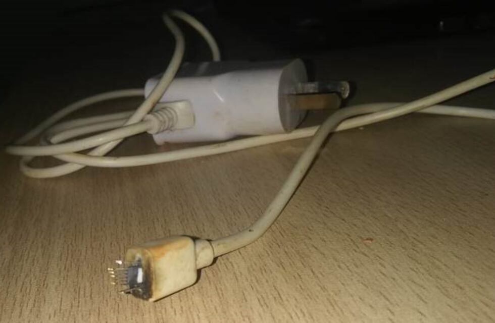 Iguazú: fue a desenchufar su celular descalza y murió electrocutada