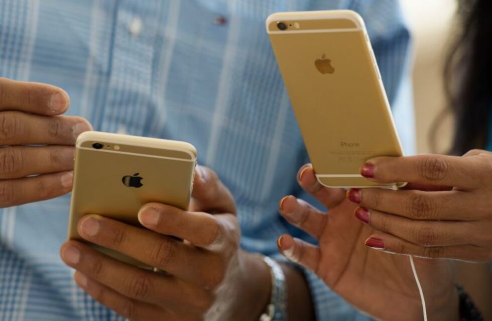 Determinaron que espiar el celular, mail o Facebook de tu pareja es un delito federal